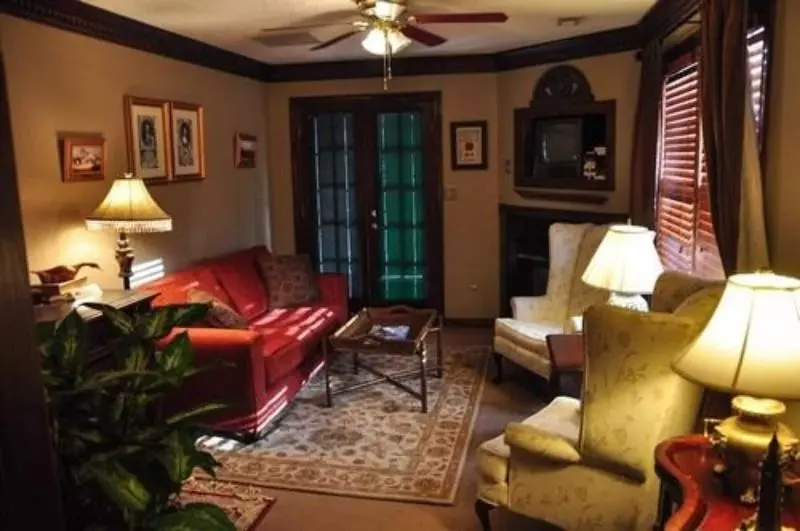 Отель Williamsburg Sampler B & B