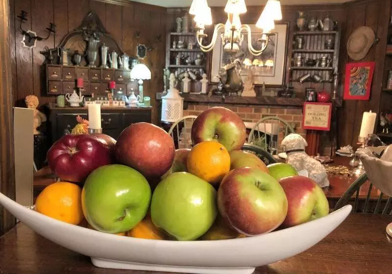 Отель Williamsburg Sampler B & B