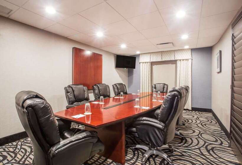 Hotel Wingate By Wyndham, Universal Studios   Free Theme Park Shuttle