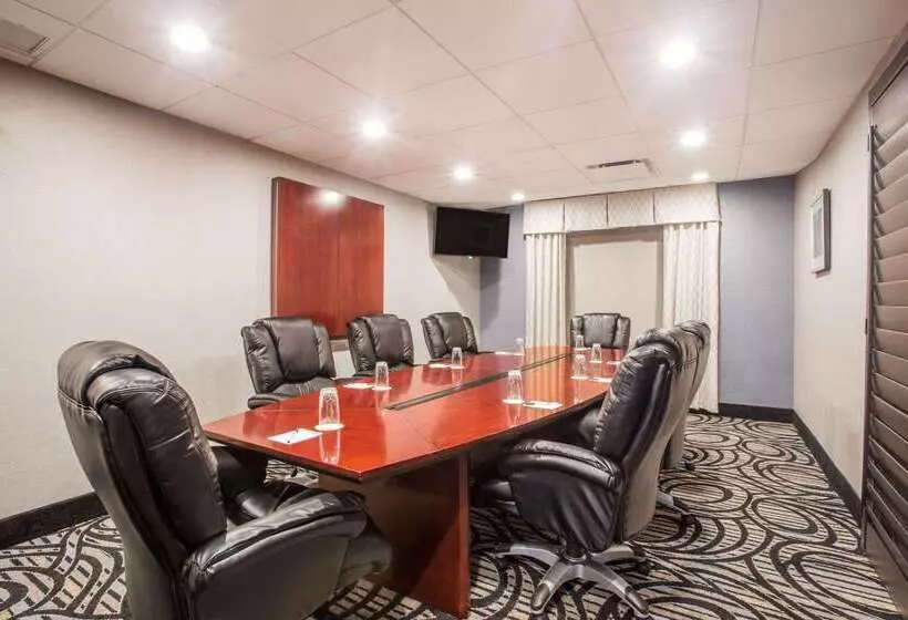 هتل Wingate By Wyndham, Universal Studios   Free Theme Park Shuttle