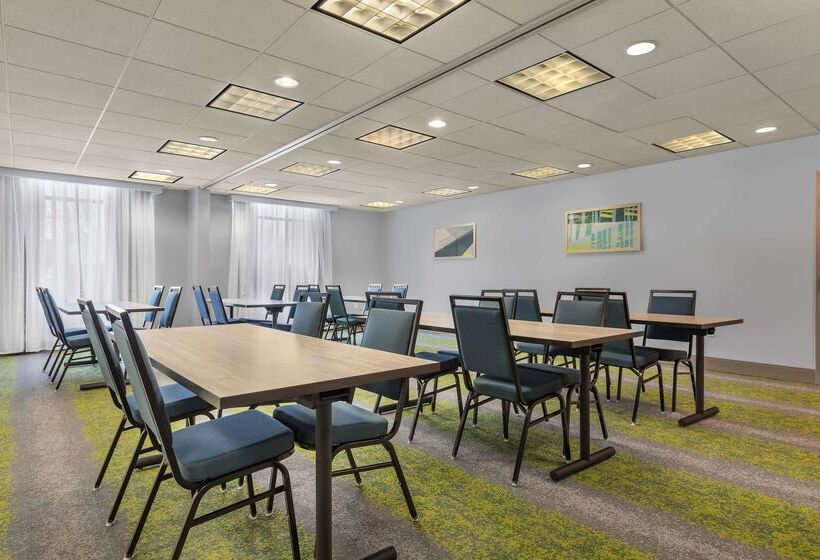 Отель Spark By Hilton Winchester