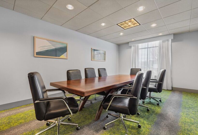 Отель Spark By Hilton Winchester