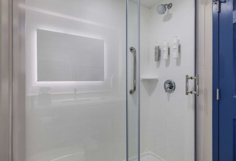 Отель Spark By Hilton Winchester