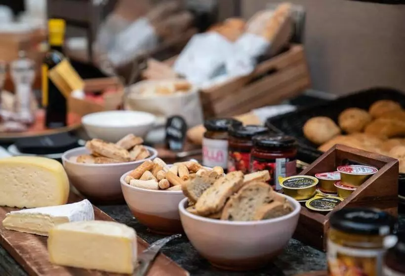 Отель Catalonia Gracia