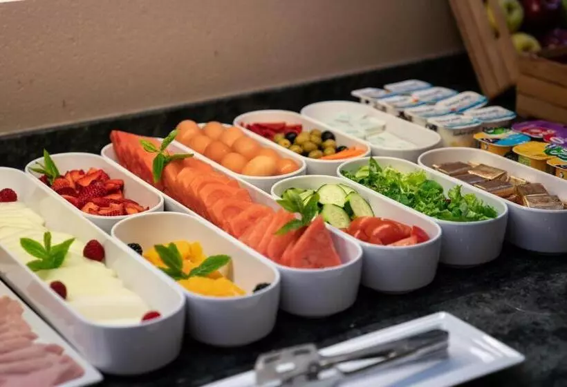 Отель Catalonia Gracia