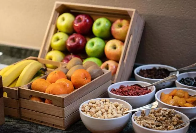 Отель Catalonia Gracia