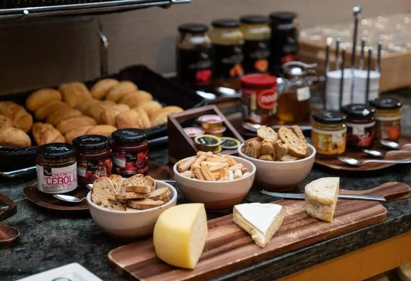 Отель Catalonia Gracia