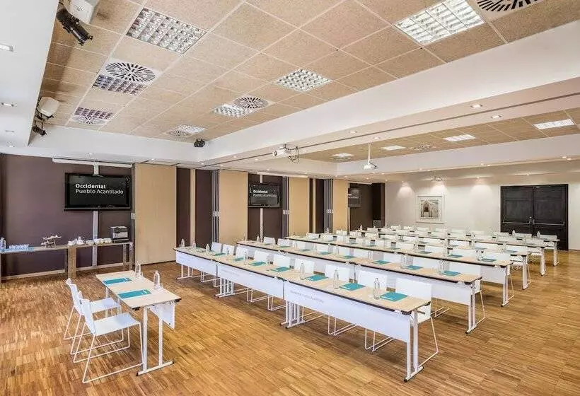 Occidental Pueblo Acantilado