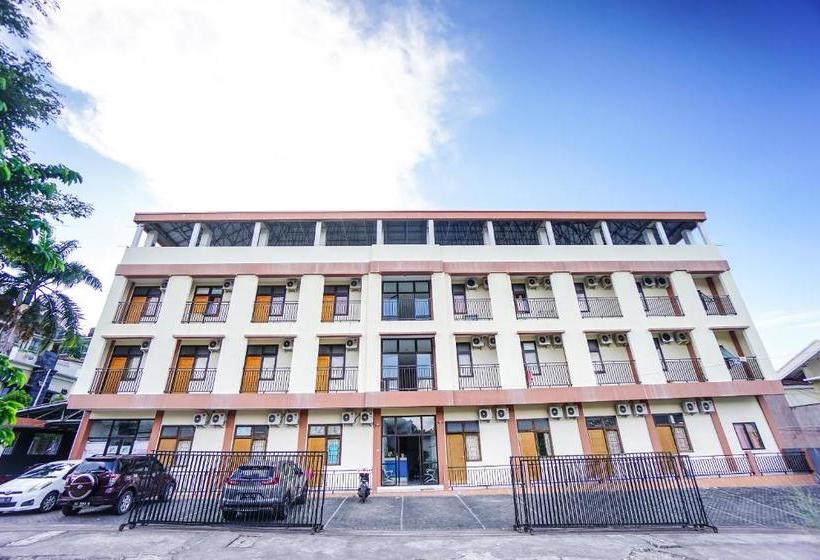 فندق Oyo 1693 Edward Residence Malalayang