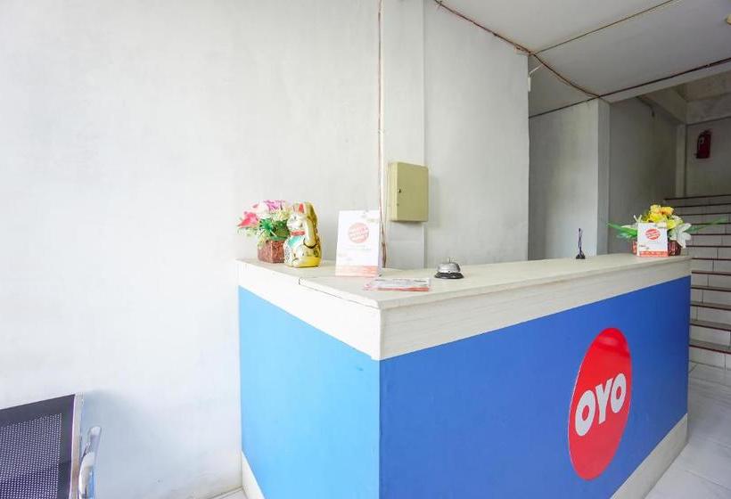 فندق Oyo 1693 Edward Residence Malalayang