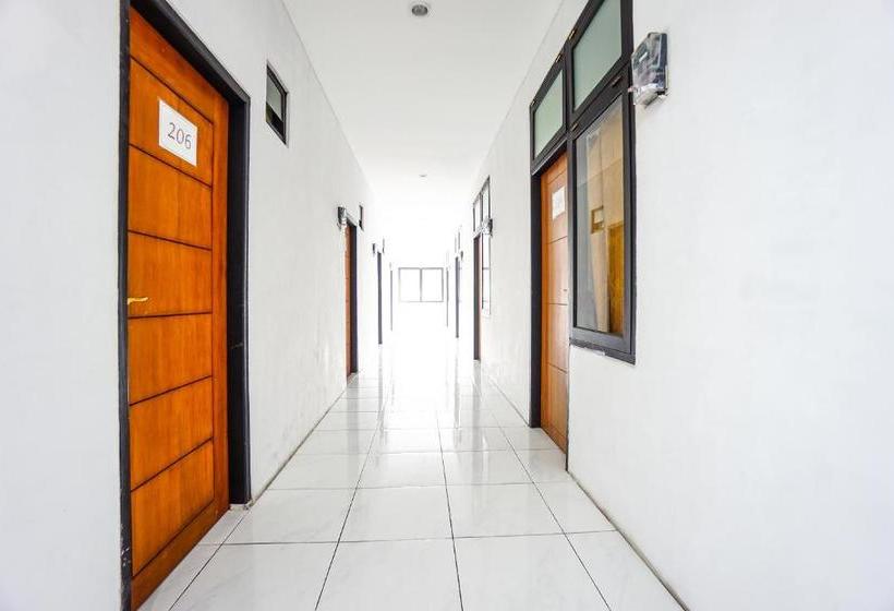 فندق Oyo 1693 Edward Residence Malalayang