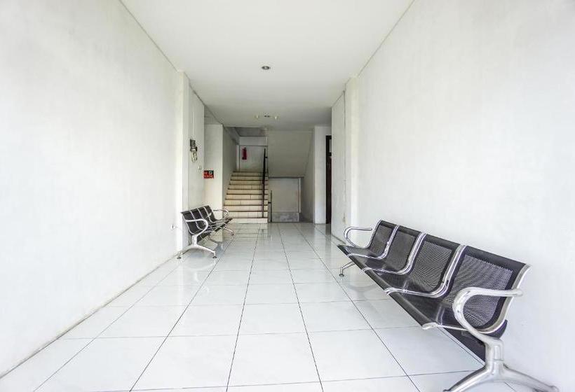 فندق Oyo 1693 Edward Residence Malalayang