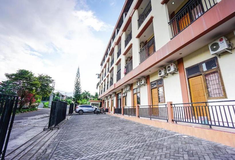 فندق Oyo 1693 Edward Residence Malalayang