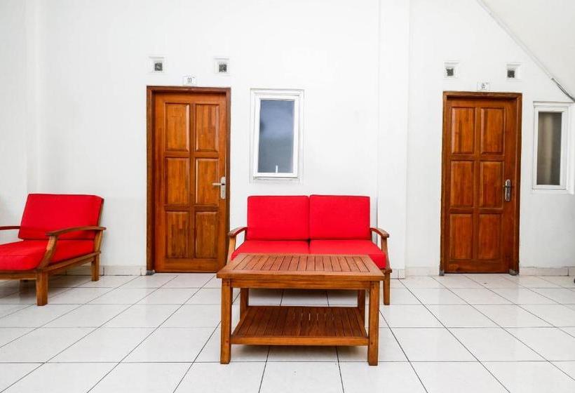 בית מלון כפרי Oyo 2428 Trision Hostel