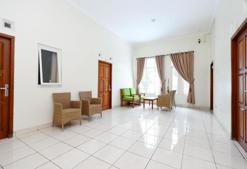 בית מלון כפרי Oyo 2428 Trision Hostel