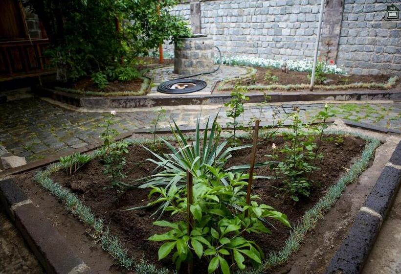 تختخواب و صبحانه Guest House In Gyumri