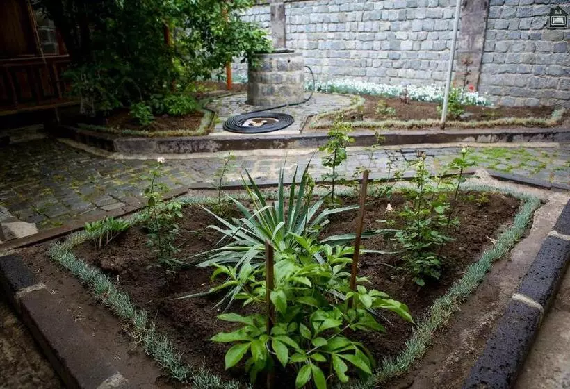 تختخواب و صبحانه Guest House In Gyumri