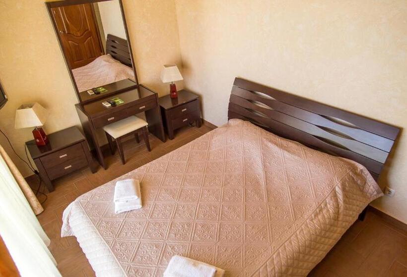 בית מלון כפרי Delfin