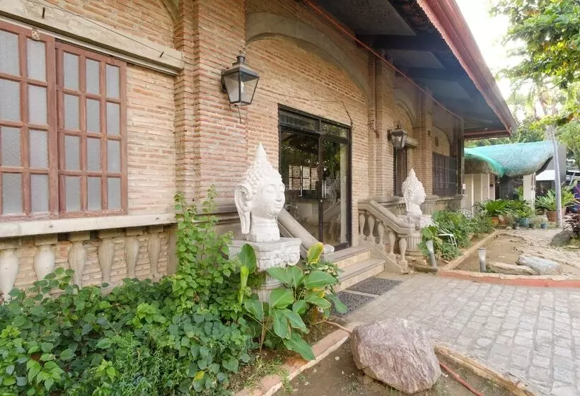 ホテル Reddoorz Plus Near Vigan Convention Center