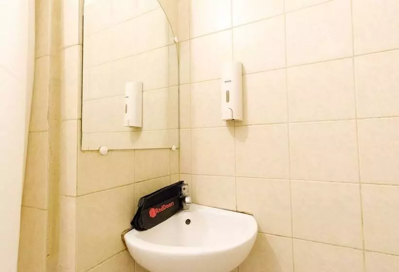 ホテル Reddoorz Plus Near Vigan Convention Center