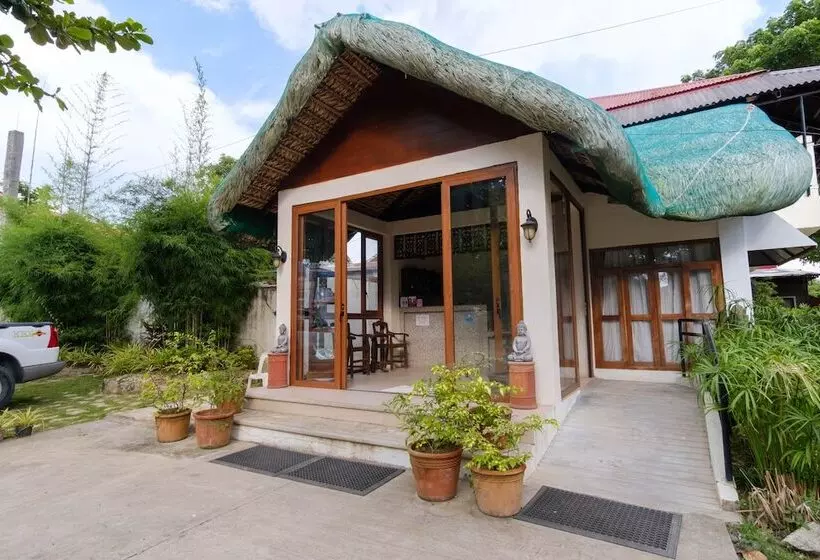 ホテル Reddoorz Plus Near Vigan Convention Center