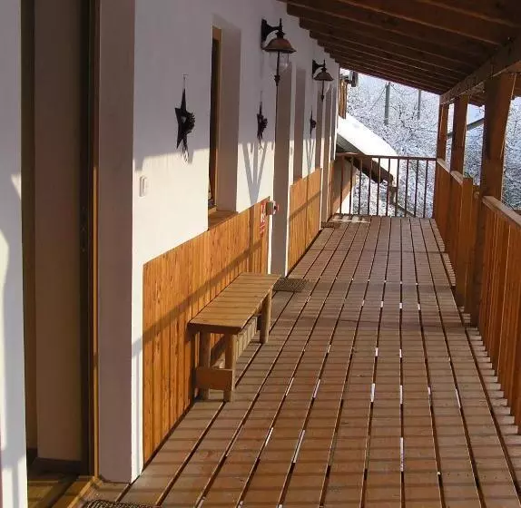 ペンション Penzion U Strakatého Koně