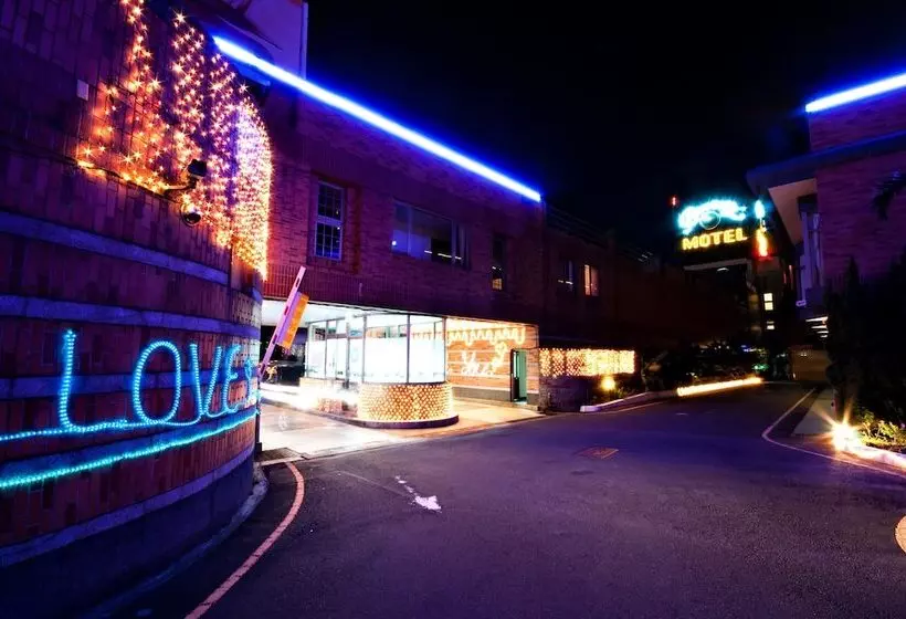 Beverly Commercial Motel