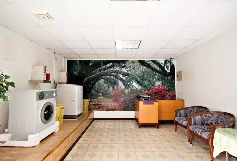 Beverly Commercial Motel