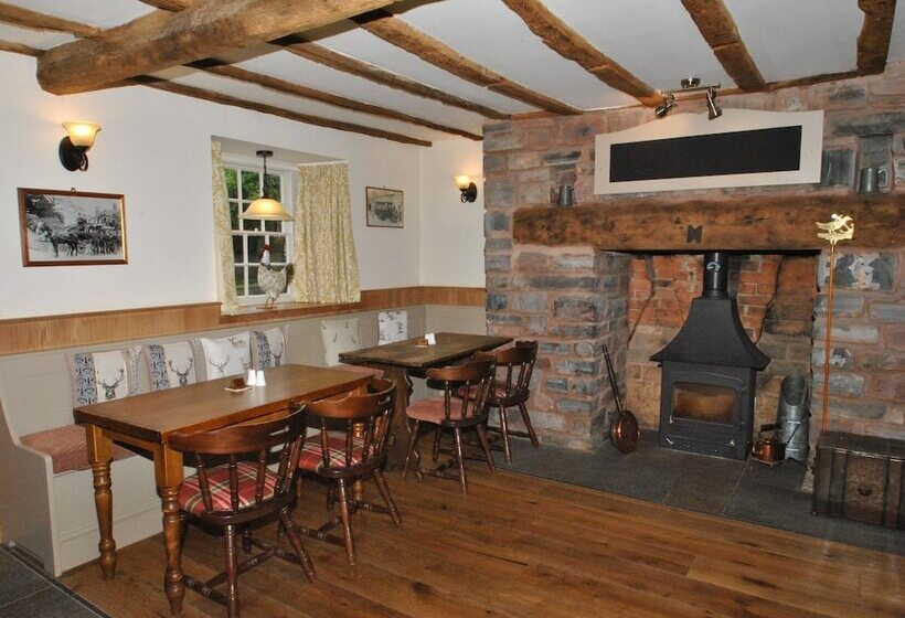 Отель The Hood Arms