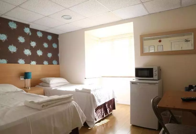 بنسيون Debden Guest House