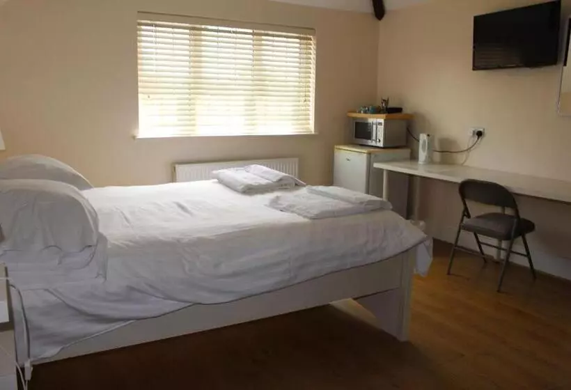 بنسيون Debden Guest House