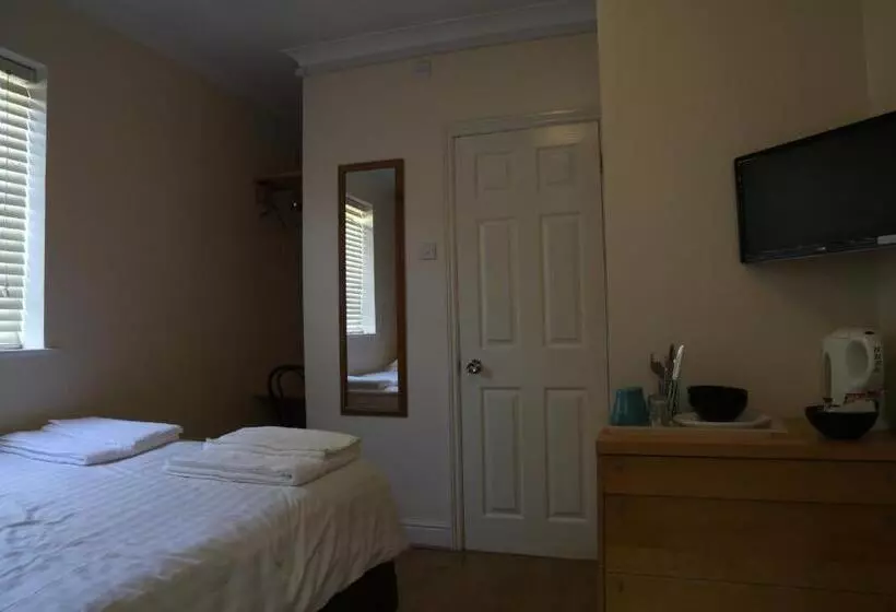 بنسيون Debden Guest House