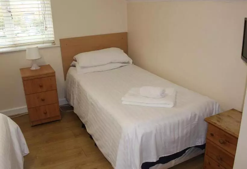 بنسيون Debden Guest House