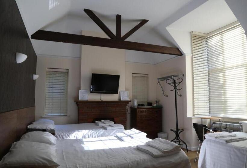 ペンション Debden Guest House