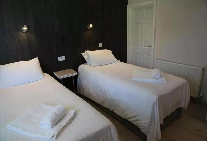 بنسيون Debden Guest House