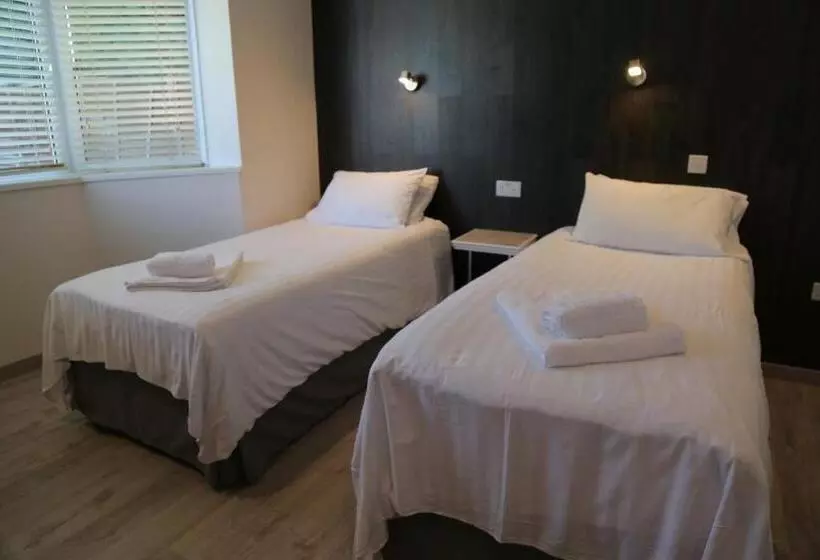 بنسيون Debden Guest House