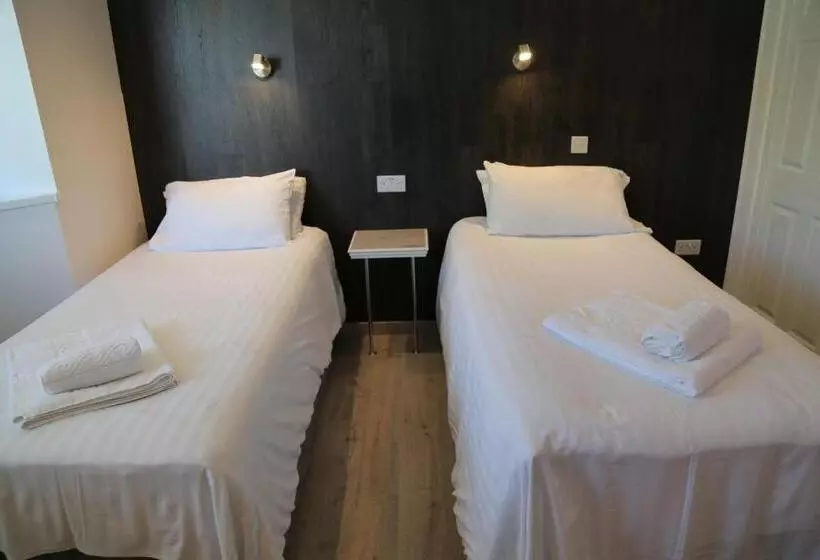 بنسيون Debden Guest House