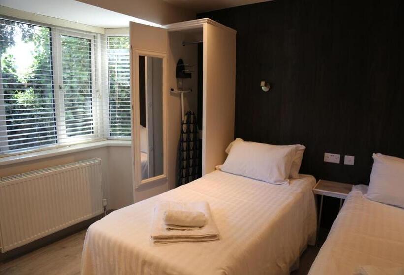 ペンション Debden Guest House