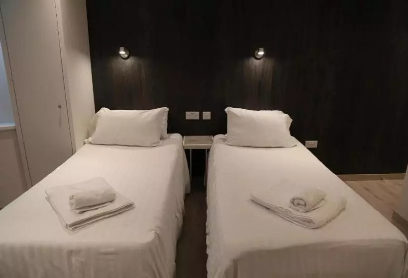 بنسيون Debden Guest House