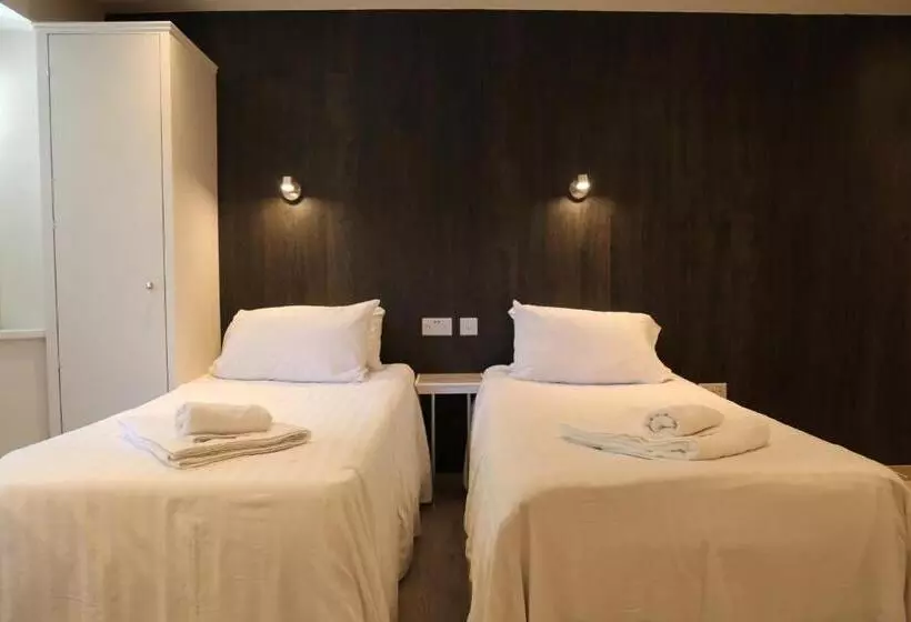 بنسيون Debden Guest House