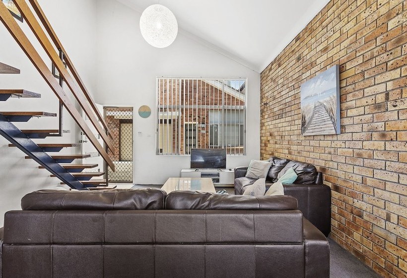 The Pines, 5/4 Messines Street