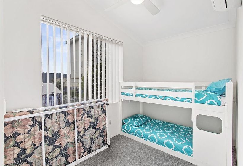 The Pines, 5/4 Messines Street