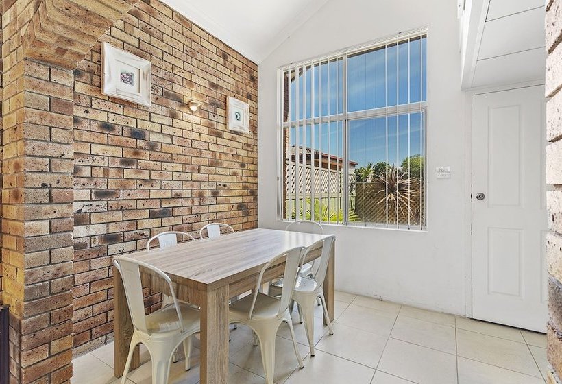 The Pines, 5/4 Messines Street