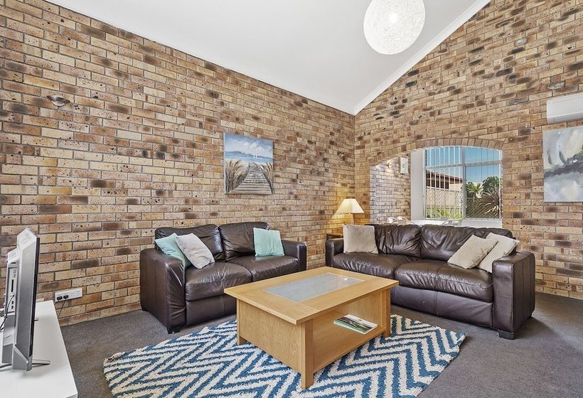 The Pines, 5/4 Messines Street