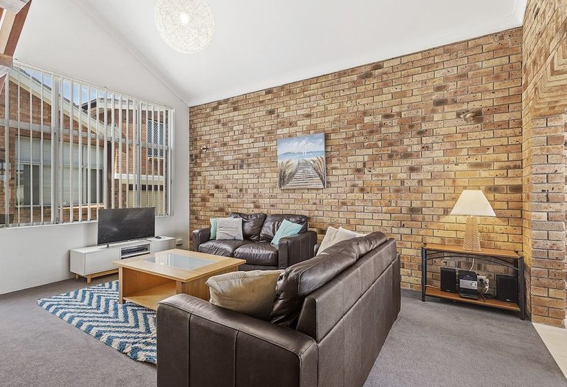 The Pines, 5/4 Messines Street