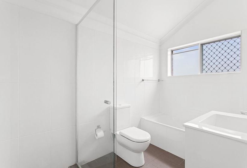 The Pines, 5/4 Messines Street