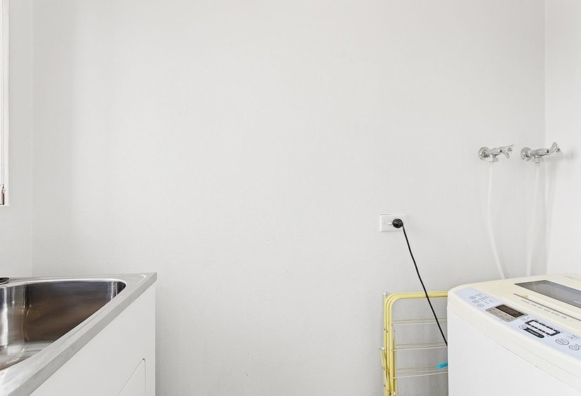 The Pines, 5/4 Messines Street