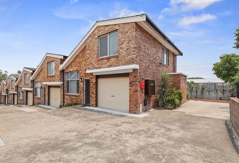 The Pines, 5/4 Messines Street