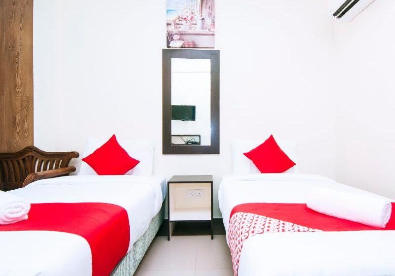 Отель Spot On 89623 Nawawi's Backpackers