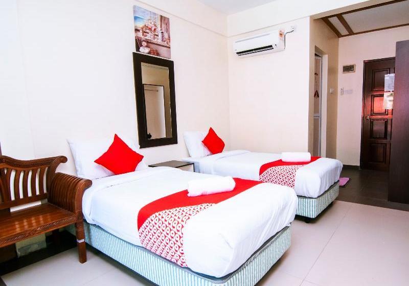 Отель Spot On 89623 Nawawi's Backpackers